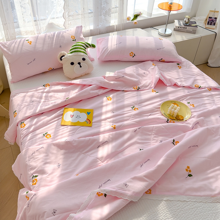 91家纺网 家纺一手货源 找家纺 芯恋家居 2025新品全棉绣花边工艺款全棉棉花夏被春秋被 阳光花朵