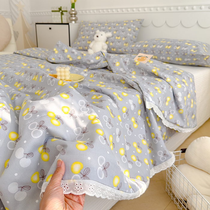 91家纺网 家纺一手货源 找家纺 芯恋家居 2025新品全棉绣花边工艺款全棉棉花夏被春秋被 樱桃点点