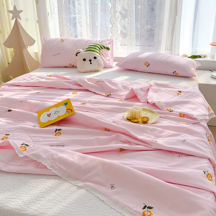 91家纺网 家纺一手货源 找家纺 芯恋家居 2025新品全棉绣花边工艺款全棉棉花夏被春秋被 阳光花朵