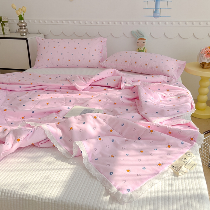 91家纺网 家纺一手货源 找家纺 芯恋家居 2025新品全棉绣花边工艺款全棉棉花夏被春秋被 漫步时光