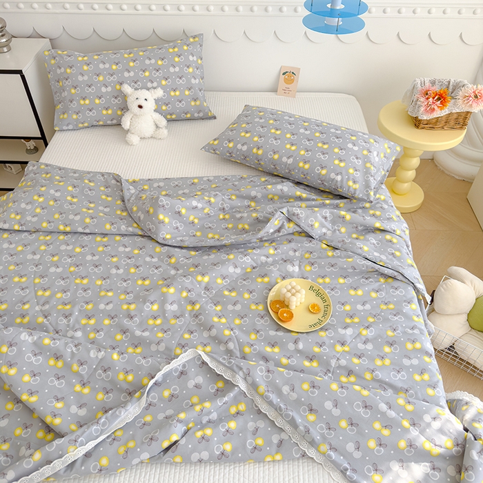 91家纺网 家纺一手货源 找家纺 芯恋家居 2025新品全棉绣花边工艺款全棉棉花夏被春秋被 樱桃点点