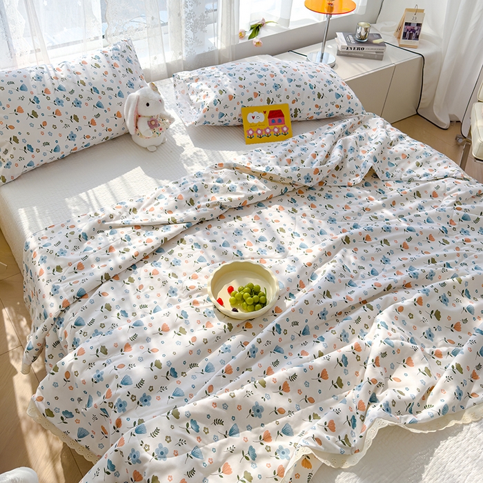 91家纺网 家纺一手货源 找家纺 芯恋家居 2025新品全棉绣花边工艺款全棉棉花夏被春秋被 花香馥郁