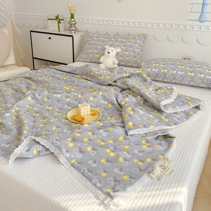 91家纺网 家纺一手货源 找家纺 芯恋家居 2025新品全棉绣花边工艺款全棉棉花夏被春秋被 樱桃点点