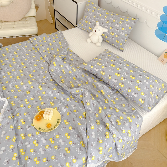 91家纺网 家纺一手货源 找家纺 芯恋家居 2025新品全棉绣花边工艺款全棉棉花夏被春秋被 樱桃点点