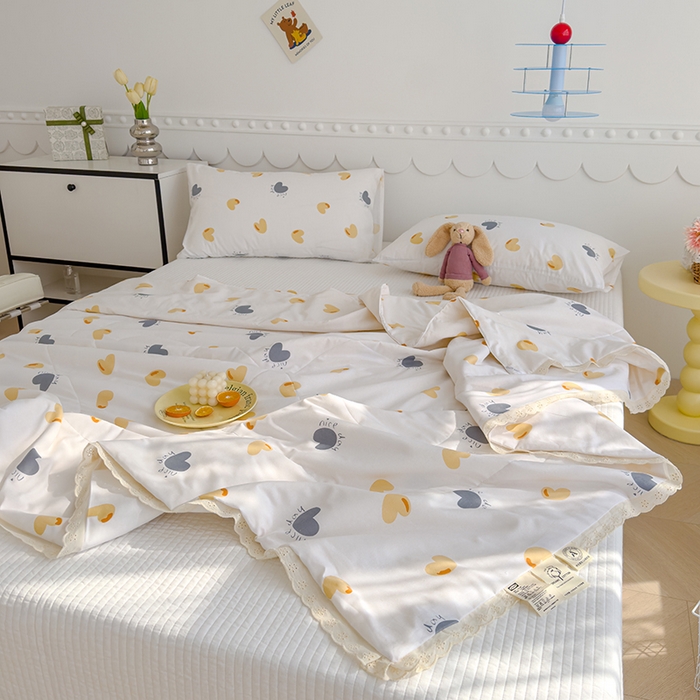 91家纺网 家纺一手货源 找家纺 芯恋家居 2025新品全棉绣花边工艺款全棉棉花夏被春秋被 心意满满