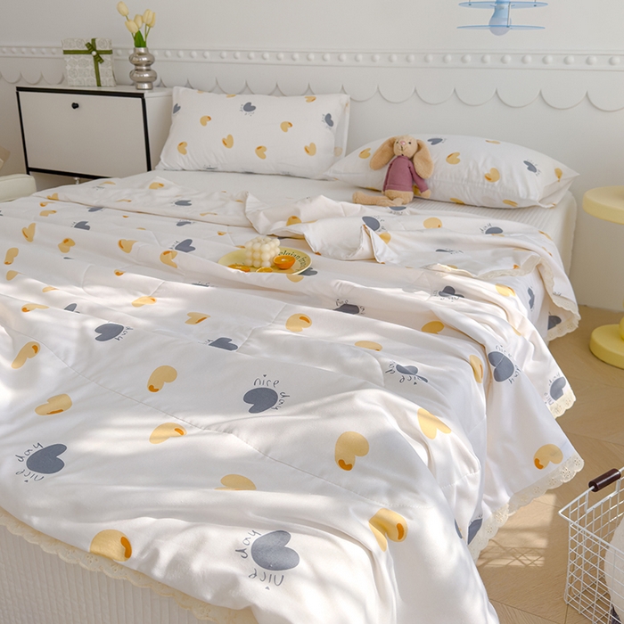 91家纺网 家纺一手货源 找家纺 芯恋家居 2025新品全棉绣花边工艺款全棉棉花夏被春秋被 心意满满