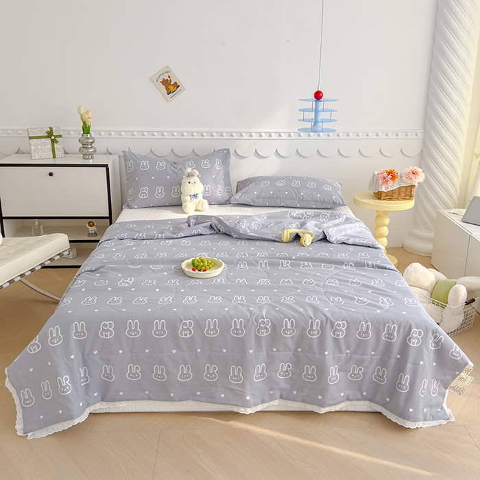 91家纺网 家纺一手货源 找家纺 芯恋家居 2025新品全棉绣花边工艺款全棉棉花夏被春秋被 可爱兔