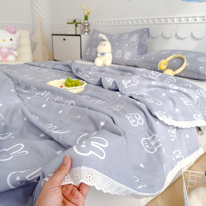 91家纺网 家纺一手货源 找家纺 芯恋家居 2025新品全棉绣花边工艺款全棉棉花夏被春秋被 可爱兔