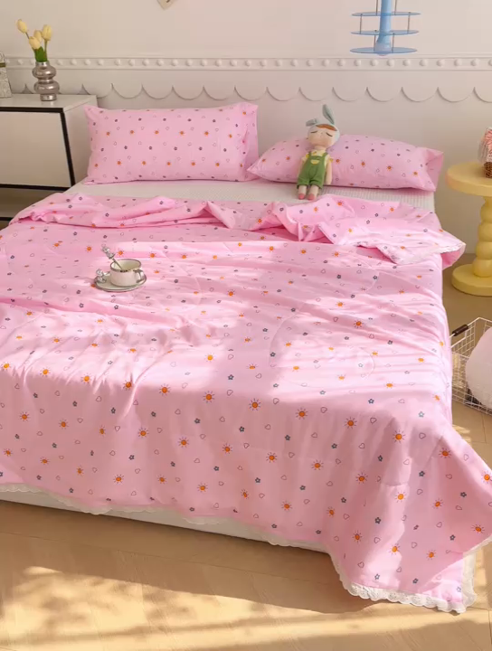 91家纺网 家纺一手货源 找家纺 芯恋家居 2025新品全棉绣花边工艺款全棉棉花夏被春秋被 漫步时光