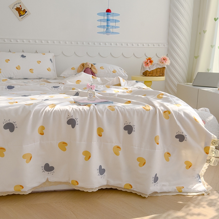 91家纺网 家纺一手货源 找家纺 芯恋家居 2025新品全棉绣花边工艺款全棉棉花夏被春秋被 心意满满