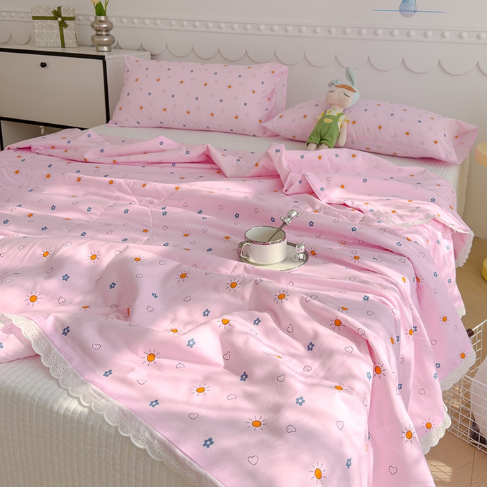 91家纺网 家纺一手货源 找家纺 芯恋家居 2025新品全棉绣花边工艺款全棉棉花夏被春秋被 漫步时光