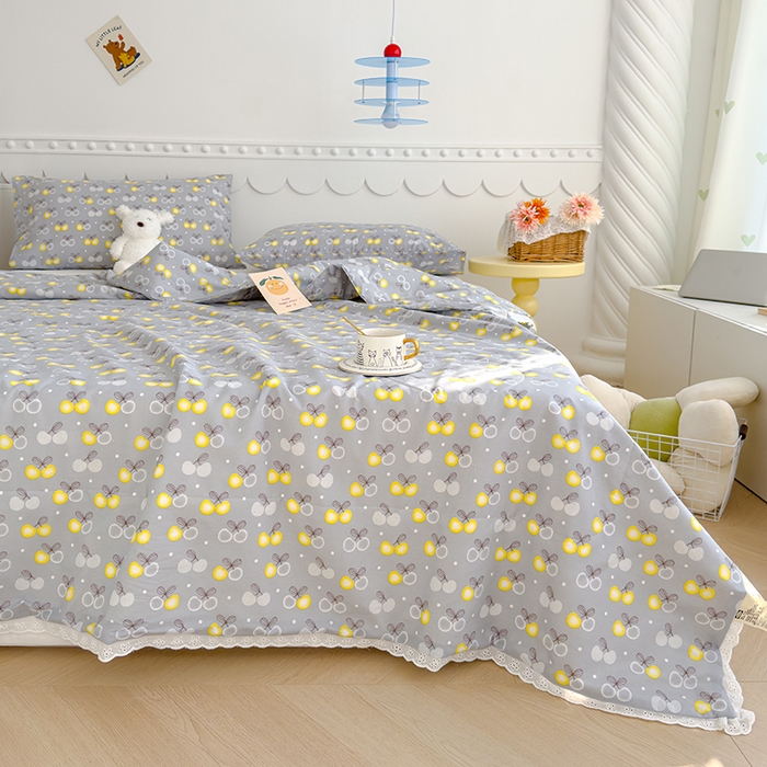 91家纺网 家纺一手货源 找家纺 芯恋家居 2025新品全棉绣花边工艺款全棉棉花夏被春秋被 樱桃点点