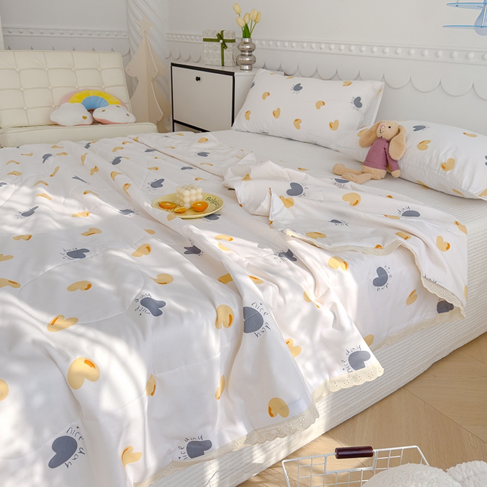 91家纺网 家纺一手货源 找家纺 芯恋家居 2025新品全棉绣花边工艺款全棉棉花夏被春秋被 心意满满