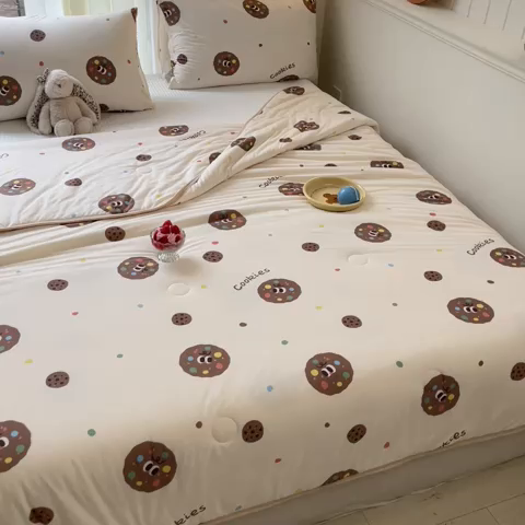 91家纺网 家纺一手货源 找家纺 桃子家居 2024新款A类高品质牛奶丝软糯针织棉夏被 针织棉-趣多多