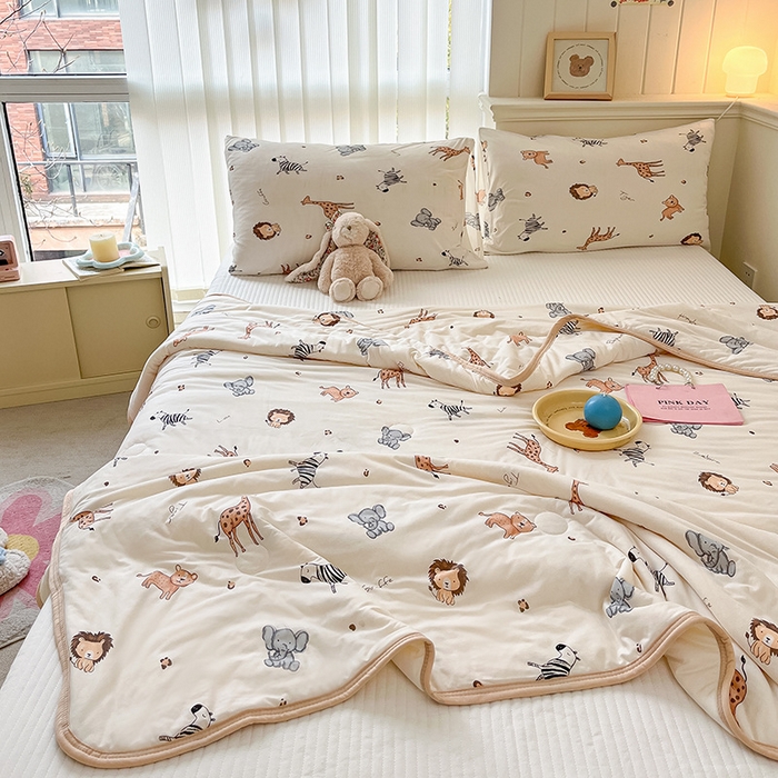 91家纺网 家纺一手货源 找家纺 桃子家居 2024新款A类高品质牛奶丝软糯针织棉夏被 针织棉-森林派对