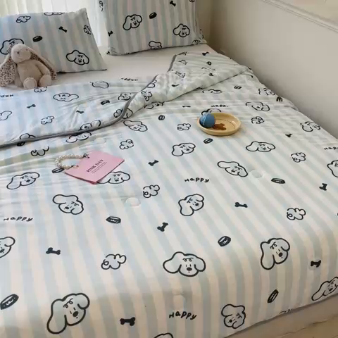 91家纺网 家纺一手货源 找家纺 桃子家居 2024新款A类高品质牛奶丝软糯针织棉夏被 针织棉-条纹狗狗兰