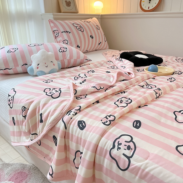 91家纺网 家纺一手货源 找家纺 桃子家居 2024新款A类高品质牛奶丝软糯针织棉夏被 针织棉-条纹狗狗粉