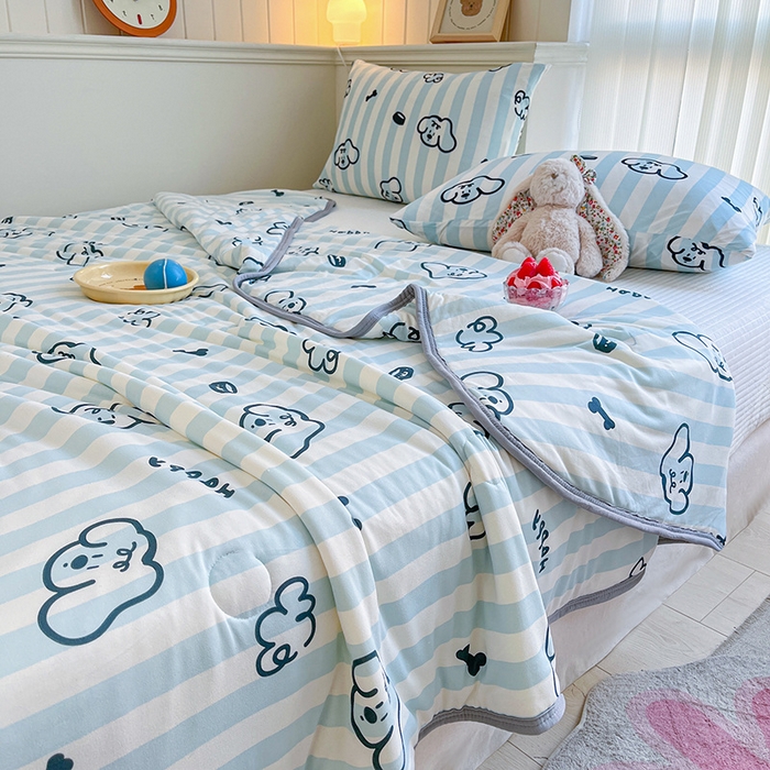 91家纺网 家纺一手货源 找家纺 桃子家居 2024新款A类高品质牛奶丝软糯针织棉夏被 针织棉-条纹狗狗兰