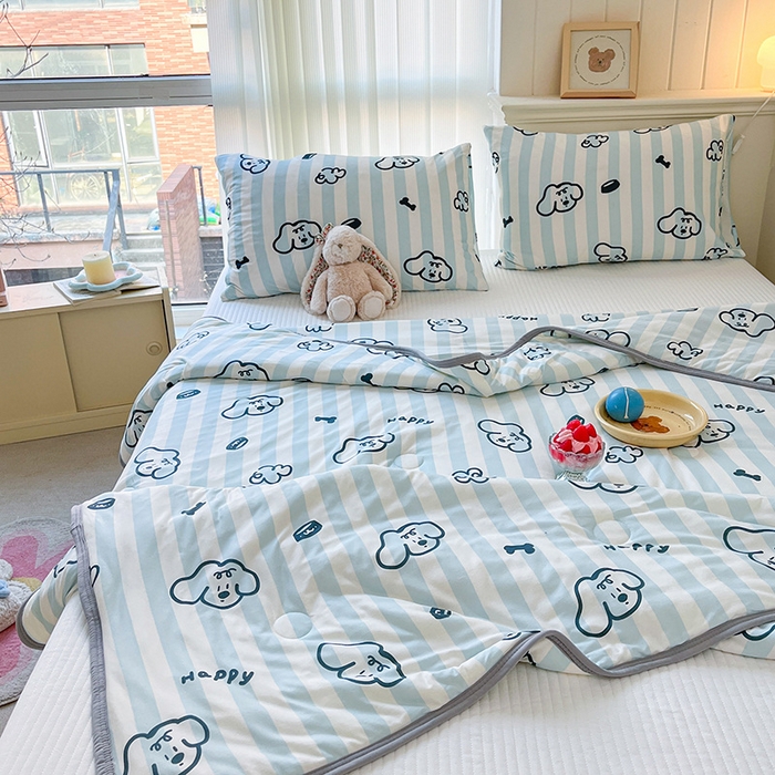 91家纺网 家纺一手货源 找家纺 桃子家居 2024新款A类高品质牛奶丝软糯针织棉夏被 针织棉-条纹狗狗兰