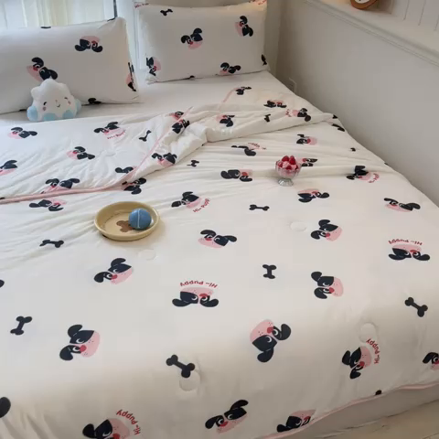 91家纺网 家纺一手货源 找家纺 桃子家居 2024新款A类高品质牛奶丝软糯针织棉夏被 针织棉-恰恰狗