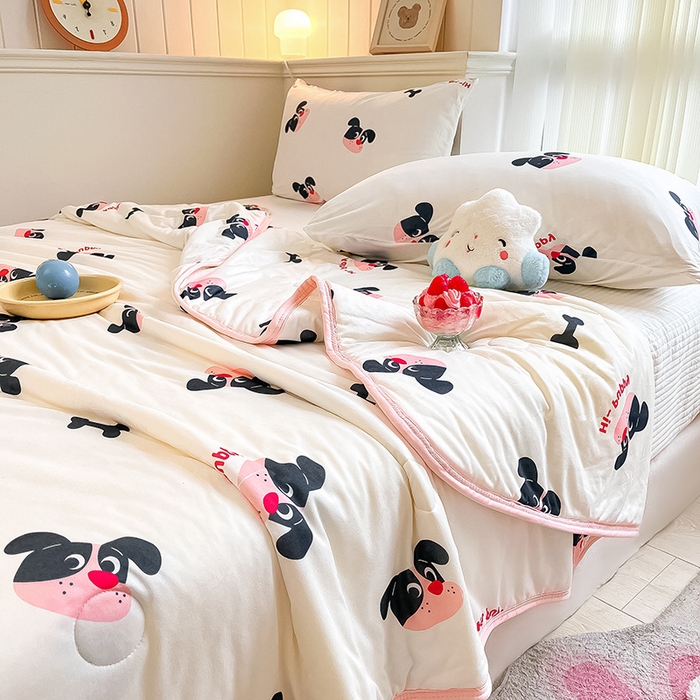 91家纺网 家纺一手货源 找家纺 桃子家居 2024新款A类高品质牛奶丝软糯针织棉夏被 针织棉-恰恰狗