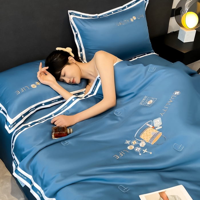 91家纺网 家纺一手货源 找家纺 欧冠家纺 2024新款大牌风水洗真丝绣花床笠被套夏被四件套 路易系列 路易-宾利蓝