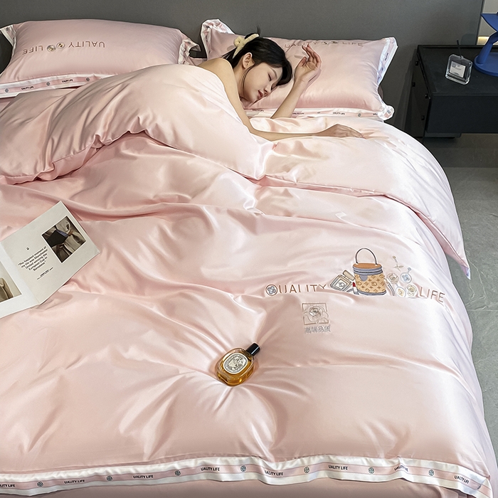 91家纺网 家纺一手货源 找家纺 欧冠家纺 2024新款大牌风60S水洗真丝刺绣床笠被套四件套香奈系列 香奈-优雅粉