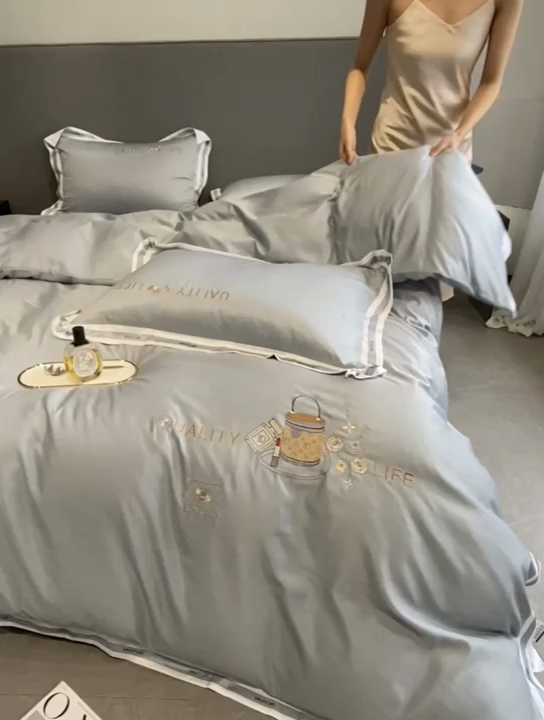 91家纺网 家纺一手货源 找家纺 欧冠家纺 2024新款大牌风60S水洗真丝刺绣床笠被套四件套香奈系列 香奈-山灰