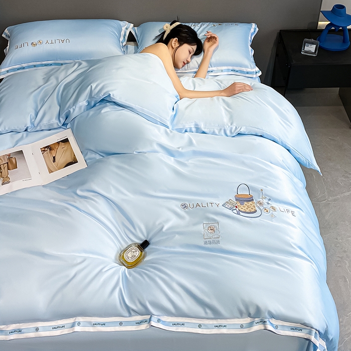 91家纺网 家纺一手货源 找家纺 欧冠家纺 2024新款大牌风60S水洗真丝刺绣床笠被套四件套香奈系列 香奈-风铃蓝