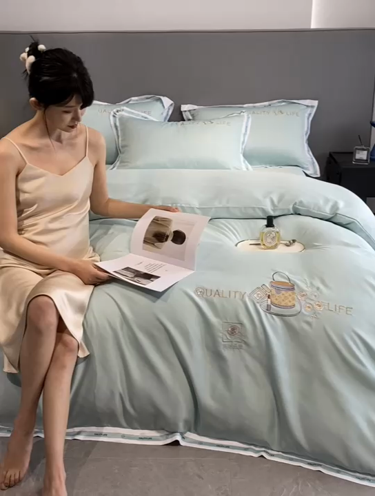 91家纺网 家纺一手货源 找家纺 欧冠家纺 2024新款大牌风60S水洗真丝刺绣床笠被套四件套香奈系列 香奈-白茶绿