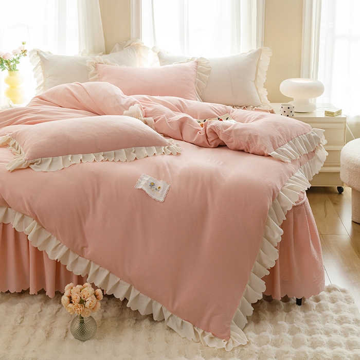 91家纺网 家纺一手货源 找家纺 欧冠家纺 2024新款四季款夹棉泡泡纱床裙床笠被套四件套 玉色