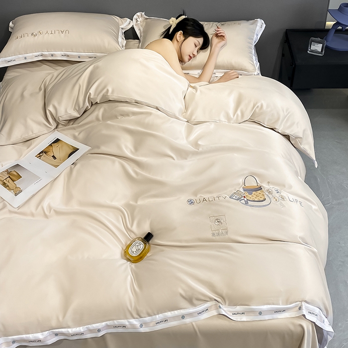 91家纺网 家纺一手货源 找家纺 欧冠家纺 2024新款大牌风60S水洗真丝刺绣床笠被套四件套香奈系列 香奈-香槟