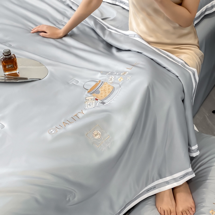 91家纺网 家纺一手货源 找家纺 欧冠家纺 2024新款大牌风水洗真丝绣花床笠被套夏被四件套 路易系列 路易-山灰