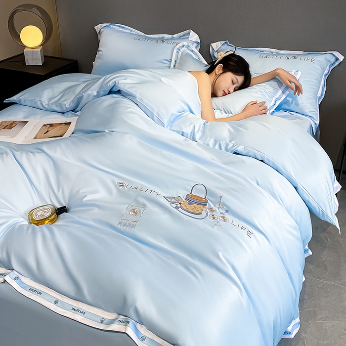 91家纺网 家纺一手货源 找家纺 欧冠家纺 2024新款大牌风60S水洗真丝刺绣床笠被套四件套香奈系列 香奈-风铃蓝