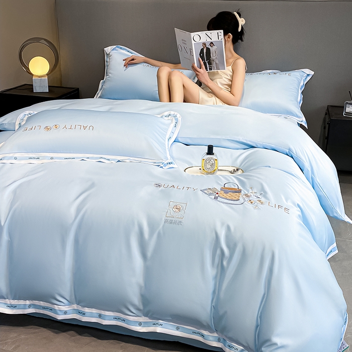 91家纺网 家纺一手货源 找家纺 欧冠家纺 2024新款大牌风60S水洗真丝刺绣床笠被套四件套香奈系列 香奈-风铃蓝