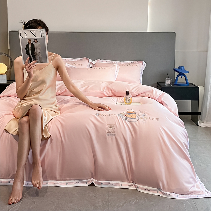 91家纺网 家纺一手货源 找家纺 绒世界 绒世界 2025新款大牌风60S水洗真丝刺绣床笠被套四件套香奈系列 香奈-优雅粉