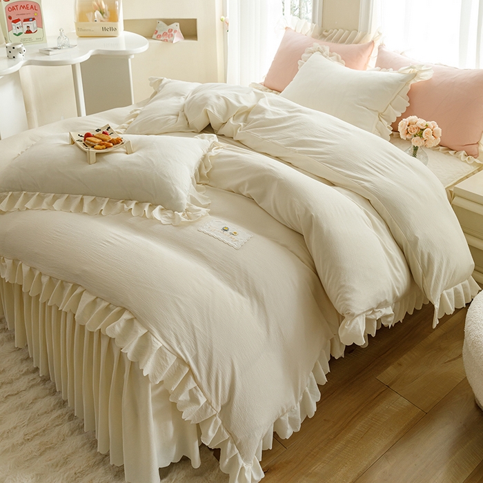 91家纺网 家纺一手货源 找家纺 欧冠家纺 2024新款四季款夹棉泡泡纱床裙床笠被套四件套 米白