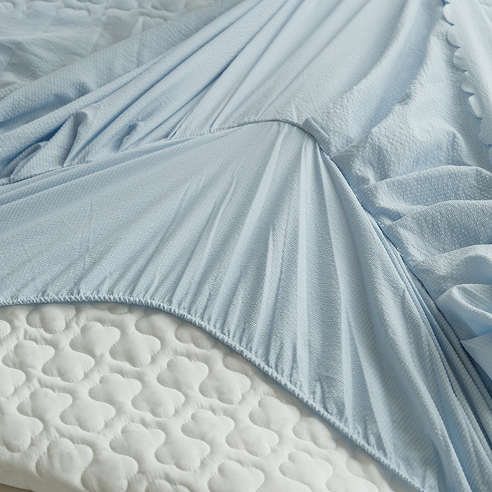 91家纺网 家纺一手货源 找家纺 欧冠家纺 2024新款四季款夹棉泡泡纱床裙床笠被套四件套 慕蓝