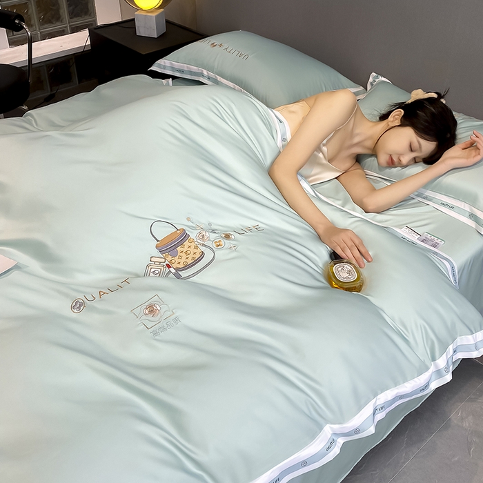 91家纺网 家纺一手货源 找家纺 欧冠家纺 2024新款大牌风60S水洗真丝刺绣床笠被套四件套香奈系列 香奈-白茶绿