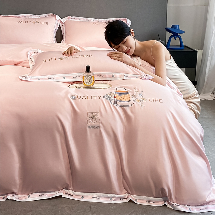 91家纺网 家纺一手货源 找家纺 绒世界 绒世界 2025新款大牌风60S水洗真丝刺绣床笠被套四件套香奈系列 香奈-优雅粉