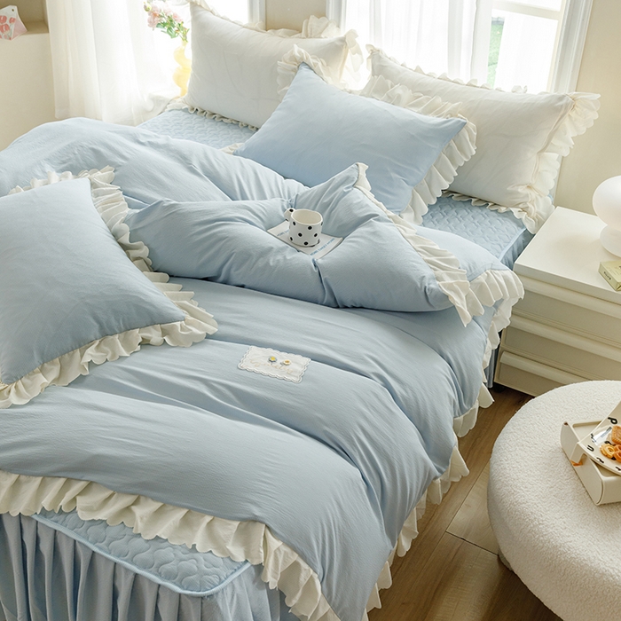 91家纺网 家纺一手货源 找家纺 欧冠家纺 2024新款四季款夹棉泡泡纱床裙床笠被套四件套 慕蓝