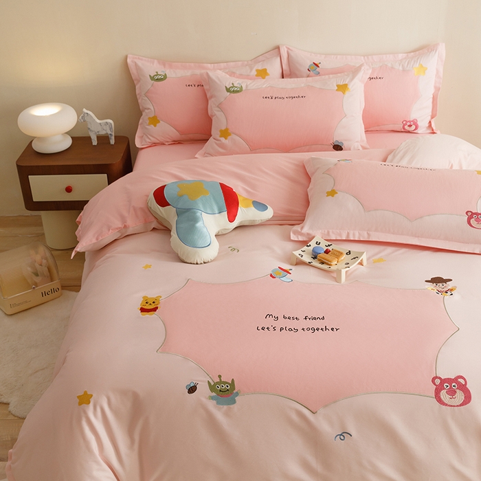 91家纺网 家纺一手货源 找家纺 欧冠家纺 2024新款全棉床笠绣花卡通刺绣四件套巴斯光年系列 巴斯光年-粉玉