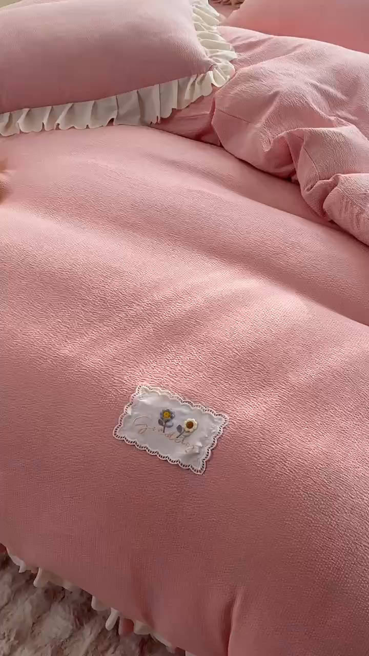 91家纺网 家纺一手货源 找家纺 欧冠家纺 2024新款四季款夹棉泡泡纱床裙床笠被套四件套 玉色