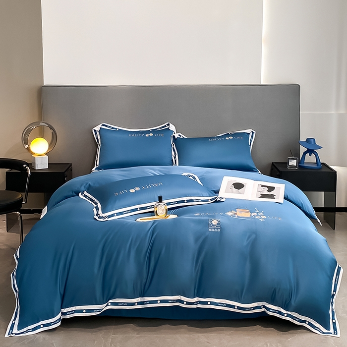 91家纺网 家纺一手货源 找家纺 绒世界 绒世界 2025新款大牌风60S水洗真丝刺绣床笠被套四件套香奈系列 香奈-宾利蓝