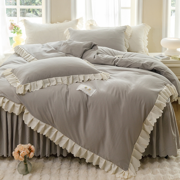 91家纺网 家纺一手货源 找家纺 欧冠家纺 2024新款四季款夹棉泡泡纱床裙床笠被套四件套 浅灰