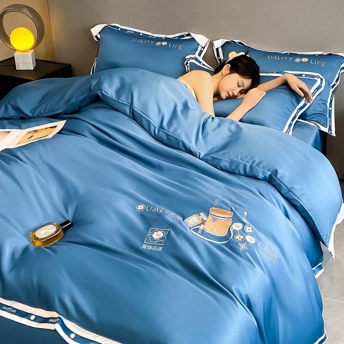 91家纺网 家纺一手货源 找家纺 欧冠家纺 2024新款大牌风60S水洗真丝刺绣床笠被套四件套香奈系列 香奈-宾利蓝