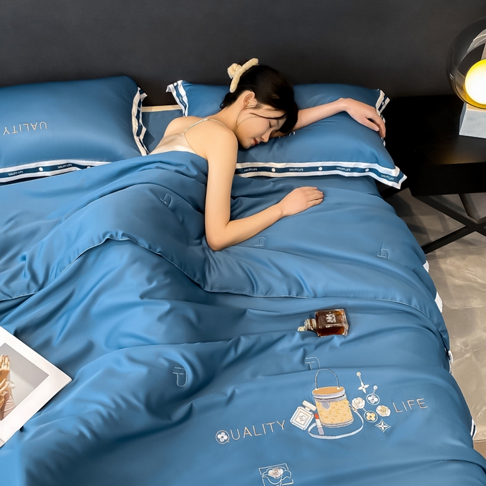 91家纺网 家纺一手货源 找家纺 欧冠家纺 2024新款大牌风水洗真丝绣花床笠被套夏被四件套 路易系列 路易-宾利蓝