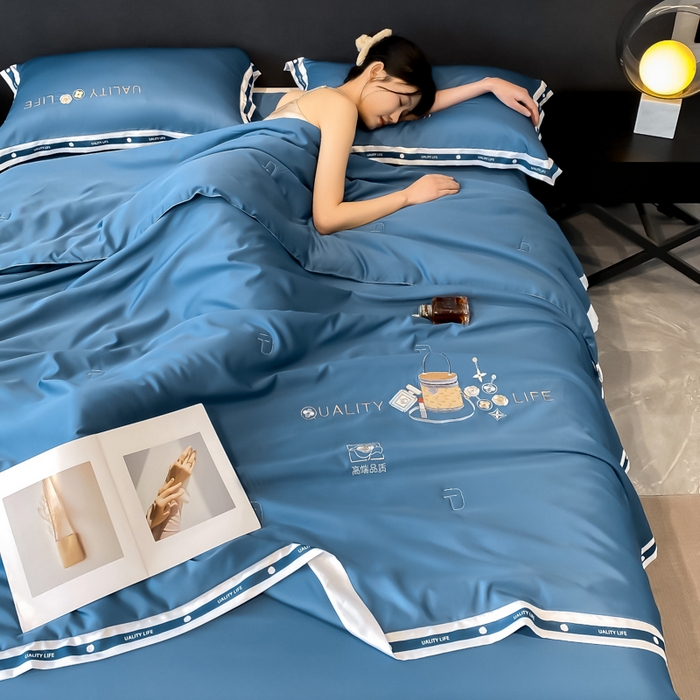 91家纺网 家纺一手货源 找家纺 欧冠家纺 2024新款大牌风水洗真丝绣花床笠被套夏被四件套 路易系列 路易-宾利蓝