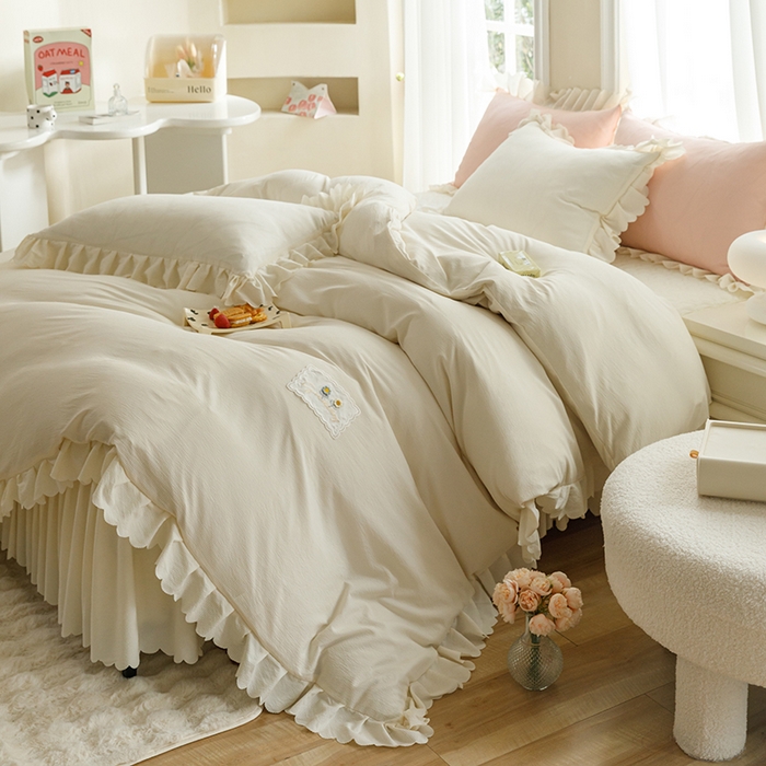 91家纺网 家纺一手货源 找家纺 欧冠家纺 2024新款四季款夹棉泡泡纱床裙床笠被套四件套 米白