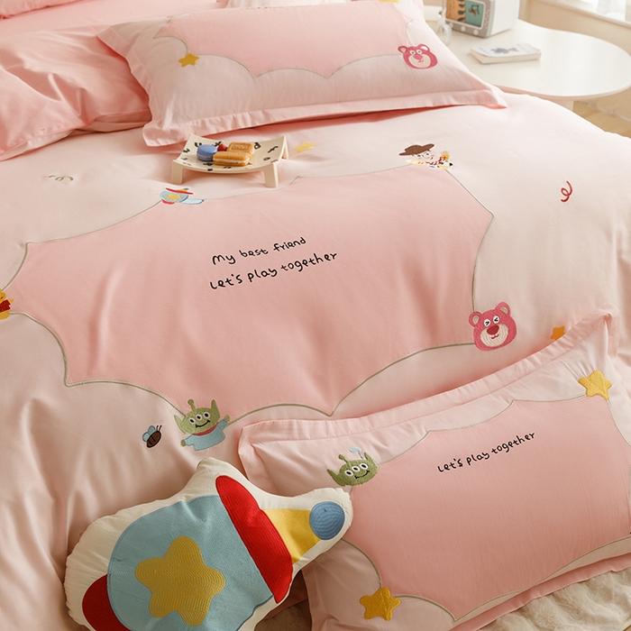 91家纺网 家纺一手货源 找家纺 欧冠家纺 2024新款全棉床笠绣花卡通刺绣四件套巴斯光年系列 巴斯光年-粉玉